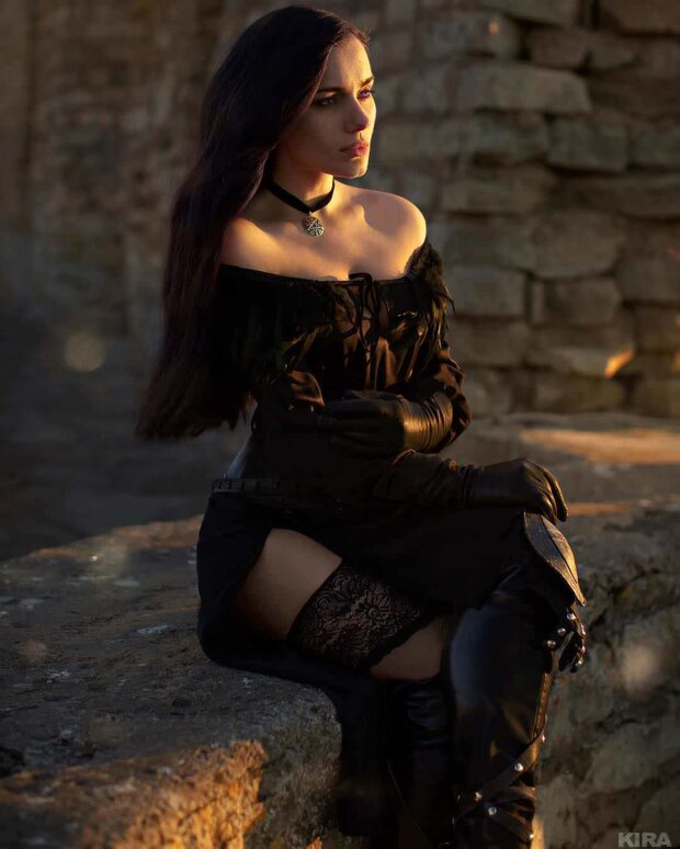 Kira cosplaying sexy Yennefer from Witcher 3